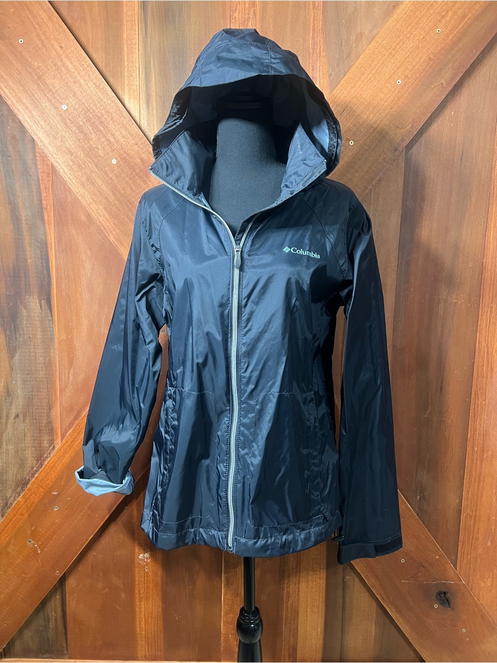Columbia Women's switchback II Navy Lightweight Rain Jacket w/ packable hood - Picture 2 of 9